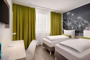 Ein Bett oder Betten in einem Zimmer der Unterkunft Super 8 by Wyndham Mainz Zollhafen