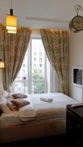 sypialnia z łóżkiem i dużym oknem w obiekcie Apart Rooms Marszalkowska by WarsawResidence Group w Warszawie