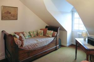 um sofá com almofadas num quarto em Cottage, St Malo em Saint Malo