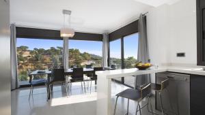 a kitchen and dining room with a table and chairs at 2Sant - Lloret de Mar in Lloret de Mar