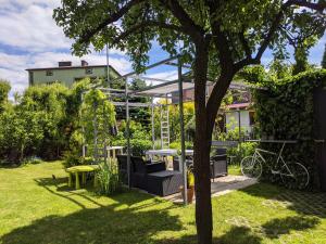 a garden with a table and chairs and a tree at APARTAMENT 16 in Zamość