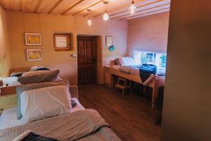 Säng eller sängar i ett rum på Sleeping with bees - Tourist farm Muha