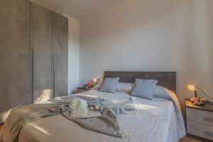 sypialnia z dużym białym łóżkiem z 2 książkami w obiekcie Angolo con Vista w mieście Varenna