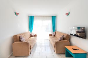 Una sala de estar con dos sofás y una mesa. en Interconti Apartments, en Marmaris