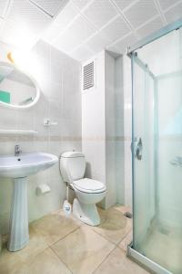 Un baño con inodoro, lavabo y ducha. en Interconti Apartments, en Marmaris 6 fotos más