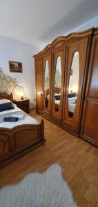 Un ou plusieurs lits dans un hébergement de l'établissement Three bedroom apartment between Trogir and Split