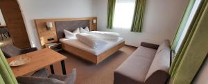 Postel nebo postele na pokoji v ubytování Hotel Gsallbach