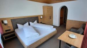 Postel nebo postele na pokoji v ubytování Hotel Gsallbach