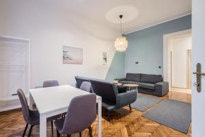 un soggiorno con tavolo, sedie e divano di Apartment Downtown Budapest Ferenc 42 a Budapest
