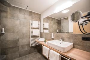 A bathroom at Vitaurina Royal Hotel