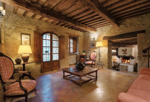 uma sala de estar com um sofá e uma mesa em Borgo Il Poeta em Monte Castelli