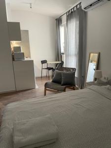 - une chambre avec un lit, une chaise et une table dans l'établissement Slavija Square Apartments, à Belgrade