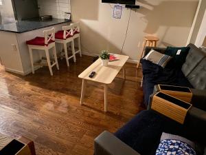 ein Wohnzimmer mit einem Sofa und einem Tisch in der Unterkunft Perfect near NYC in Newark