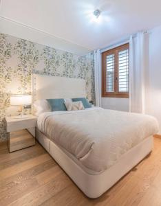 מיטה או מיטות בחדר ב-Cozy apartment in the heart of Malaga by REMS