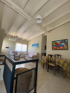 een woonkamer met banken en een eetkamer bij Costa Luxe Planta Alta in Posadas