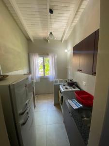 uma cozinha com um lavatório e um fogão forno superior em Costa Luxe Planta Alta em Posadas