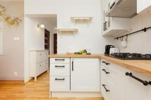 Kuchyňa alebo kuchynka v ubytovaní Apartment Grzybowska by Noclegi Renters