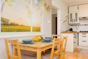 Kuchyňa alebo kuchynka v ubytovaní Apartment Grzybowska by Noclegi Renters + 14 fotografií