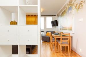 Televízia a/alebo spoločenská miestnosť v ubytovaní Apartment Grzybowska by Noclegi Renters