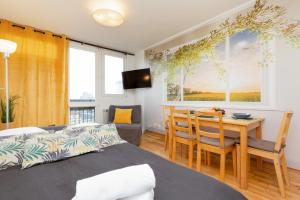 Televízia a/alebo spoločenská miestnosť v ubytovaní Apartment Grzybowska by Noclegi Renters