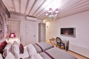 Телевизор и/или развлекательный центр в 9 Doors Hotel