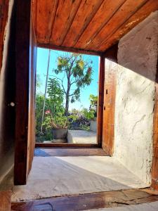 an open door with a view of a tree at Inés in Tijarafe