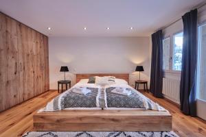 1 dormitorio con 1 cama grande y cabecero de madera en Bielholz en Grindelwald