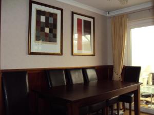 comedor con mesa de madera y sillas en Birchwood Private Room for Homestay, en Risley