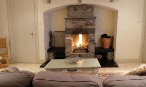 Uma área de estar em Ballyvaughan Cottages