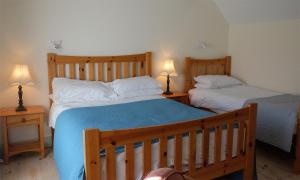 Uma cama ou camas num quarto em Ballyvaughan Cottages