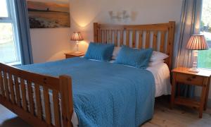 Uma cama ou camas num quarto em Ballyvaughan Cottages