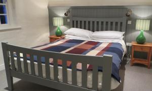 Uma cama ou camas num quarto em Ballyvaughan Cottages