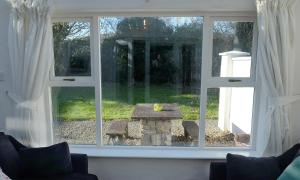 Um jardim no exterior de Ballyvaughan Cottages
