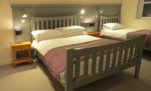 Uma cama ou camas num quarto em Ballyvaughan Cottages