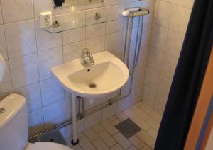 Koupelna v ubytování Natursköna Gamlegård på Ön Ven