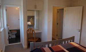 Uma cama ou camas num quarto em Ballyvaughan Cottages