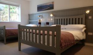 um quarto com 2 camas e um berço em Ballyvaughan Cottages em Ballyvaughan