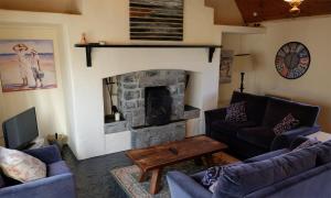 Uma área de estar em Ballyvaughan Cottages