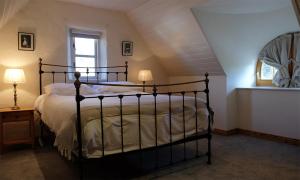 Uma cama ou camas num quarto em Ballyvaughan Cottages