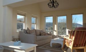 Uma área de estar em Ballyvaughan Cottages