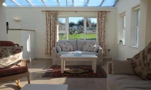 Uma área de estar em Ballyvaughan Cottages