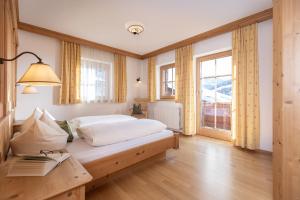sypialnia z łóżkiem i stołem z książkami w obiekcie Wellnessappartements Margit w Alpbach