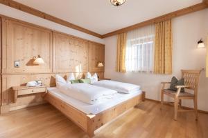 sypialnia z dwoma łóżkami, stołem i krzesłem w obiekcie Wellnessappartements Margit w Alpbach