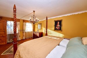 Ein Bett oder Betten in einem Zimmer der Unterkunft Ritterstube - Eifelstuben mit Charme, Nähe See und Burg, außergewöhnlich, Vulkaneifel