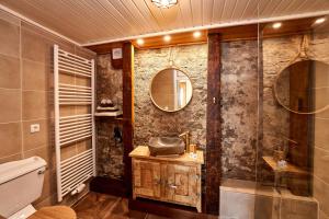 ein Badezimmer mit Waschbecken, Toilette und Spiegel in der Unterkunft Ritterstube - Eifelstuben mit Charme, Nähe See und Burg, außergewöhnlich, Vulkaneifel in Ulmen + 37 Fotos
