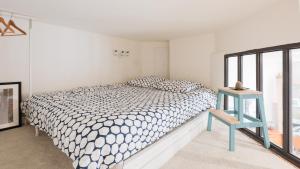 um quarto branco com uma cama e uma mesa em Dify Vaudrey - Part Dieu em Lyon