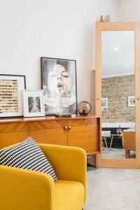 uma sala de estar com um sofá amarelo e um espelho em Dify Vaudrey - Part Dieu em Lyon