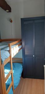 Двухъярусная кровать или двухъярусные кровати в номере gites l aubisque avec bain nordique et sauna en pleine montagne