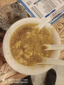 een kom soep met stokjes op tafel bij Al-Sadiq Hotel & Restaurant Malam Jabba Swat in Swat