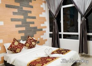 1 dormitorio con 2 camas y ventana en JRv HotelStyle HomeStay Melaka en Melaka